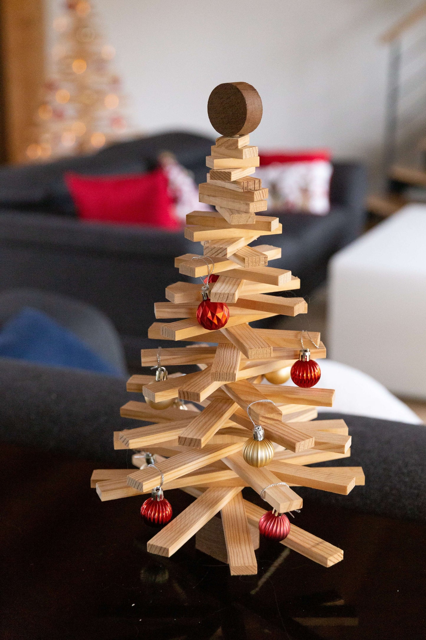 Sapin de Noël en bois 45 cm - Sapinou Mini avec décorations, parfait pour les petits espaces.