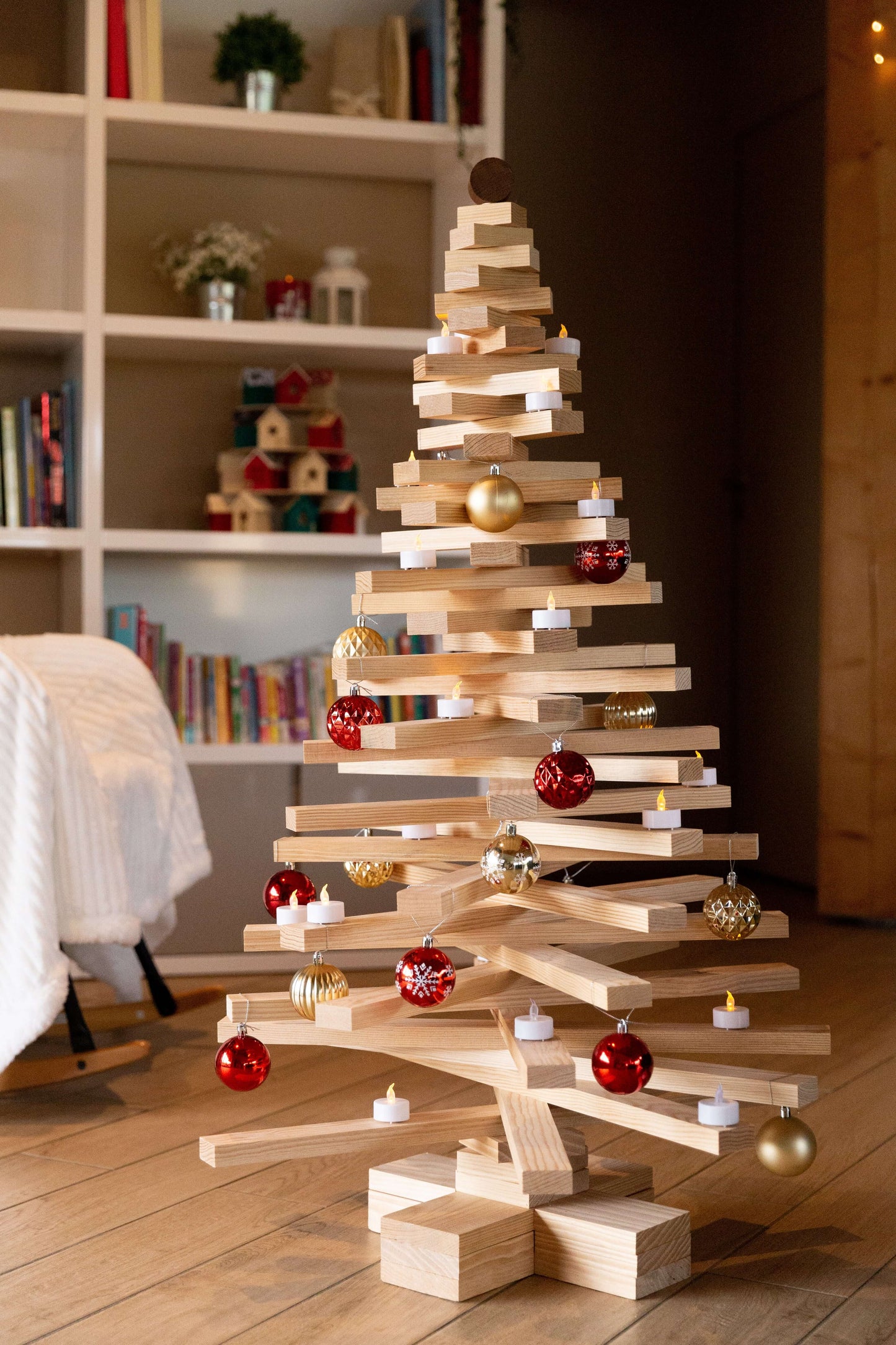 Sapin de Noël en bois 120 cm Sapinou Medium décoré avec des boules et des lumières, fabriqué en France.
