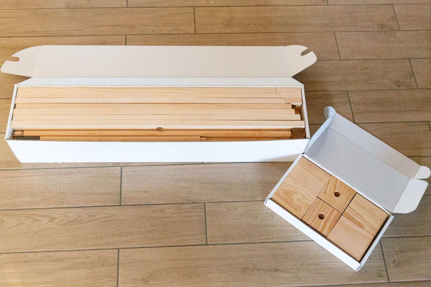 Sapin de Noël en bois 160 cm - Sapinou Maxi dans son emballage avec éléments en bois à assembler.