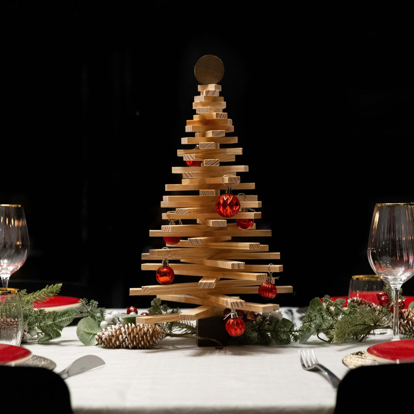Sapin de Noël en bois 45 cm - Sapinou Mini décoré sur un table