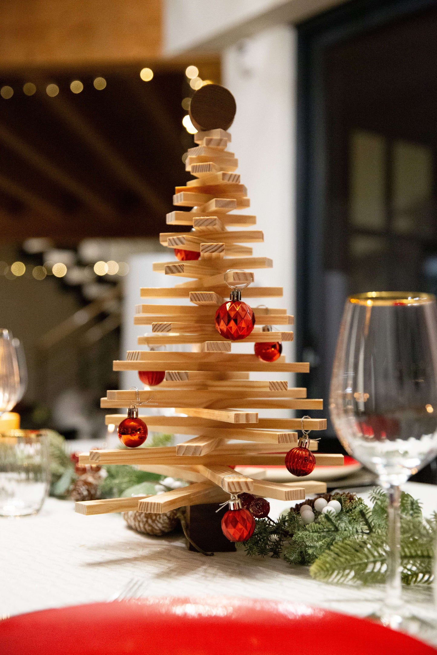 Sapin de Noël en bois 45 cm - Sapinou Mini avec décorations, parfait pour les petits espaces.