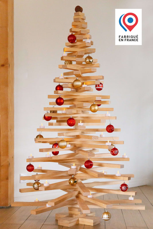 Sapin de Noël en bois 160 cm Sapinou Maxi décoré avec des boules et des lumières, fabriqué en France.