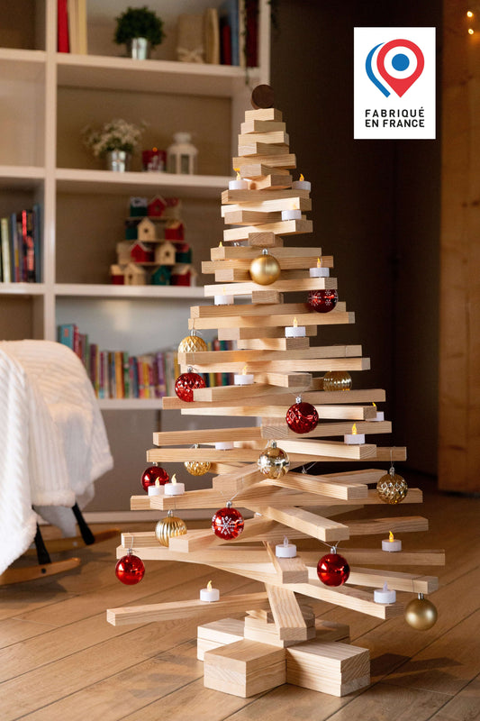 Sapin de Noël en bois 120 cm Sapinou Medium décoré avec des boules et des lumières, fabriqué en France.