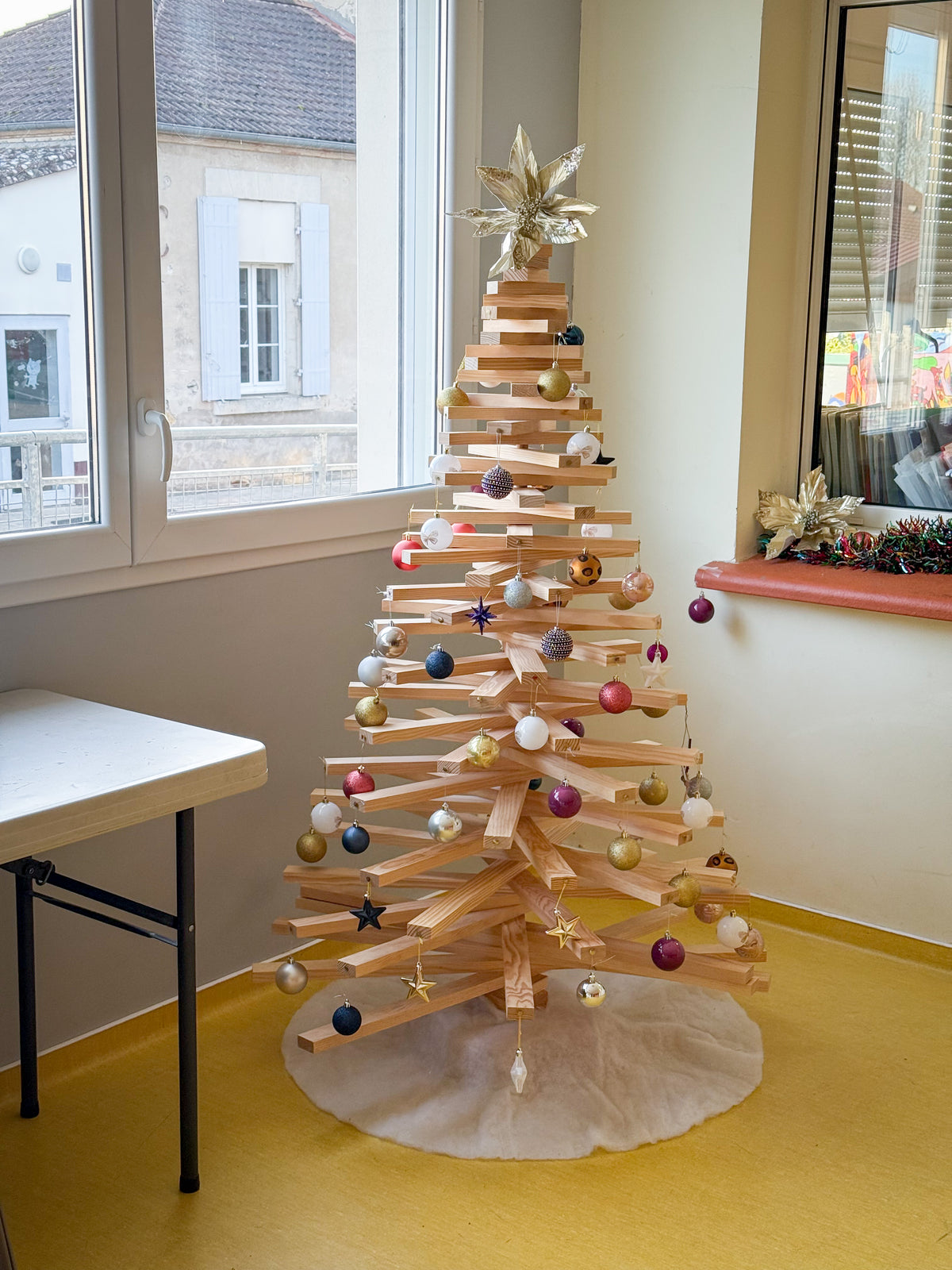 Sapin décoré dans une salle d'école