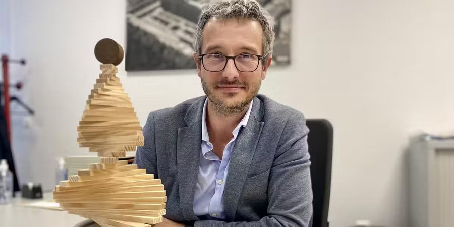 Casteljaloux : après les manches à balai, cette entreprise se réinvente avec un sapin en chutes de bois