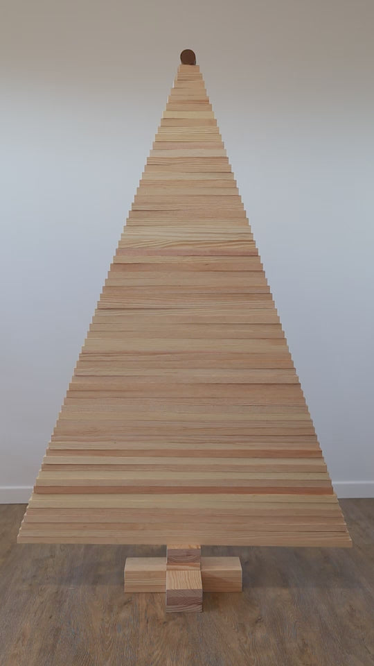 Vidéo d'un sapin en bois qui passe d'une position droite, à une position en ellipse, à une position en bataille